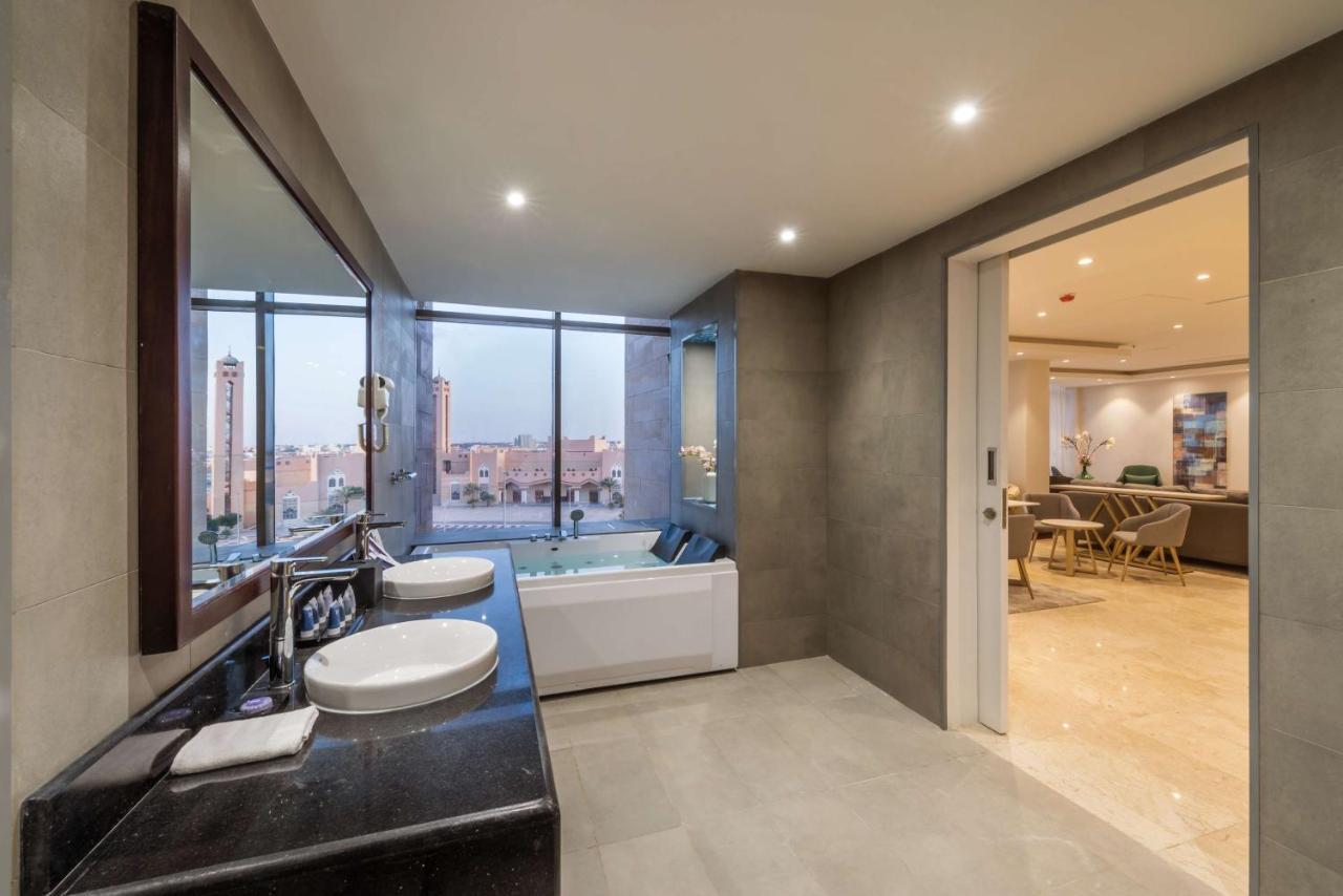 Best Western Plus Al Qurayyat City Center Экстерьер фото